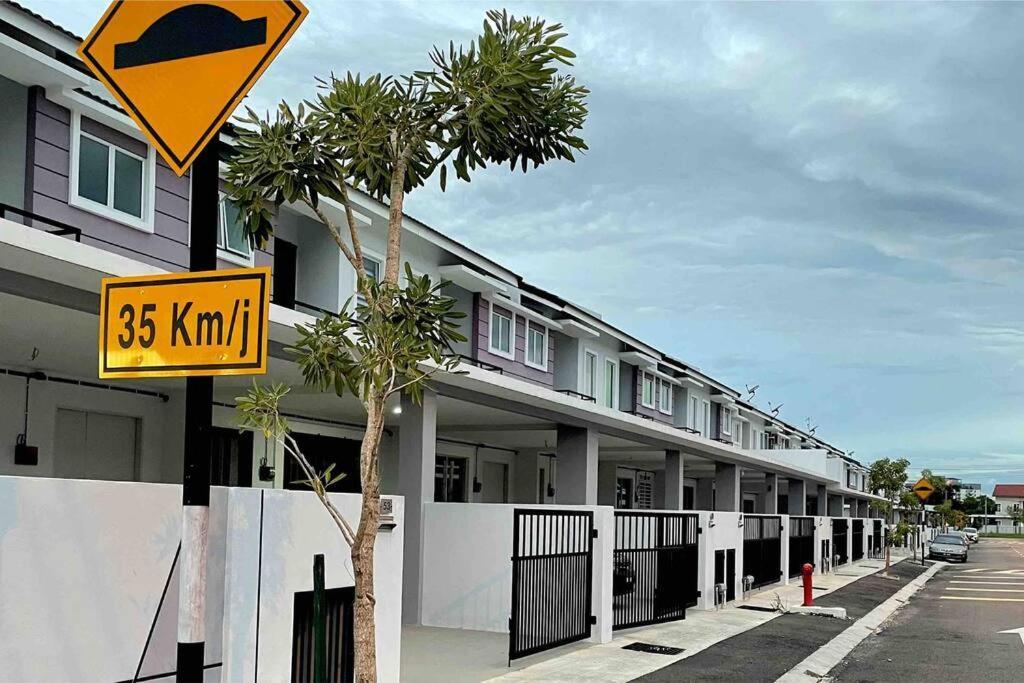 Hanan Homestay Klebang Ipoh With A View Of Mount Korbu, For Musl!M Only!! Kültér fotó